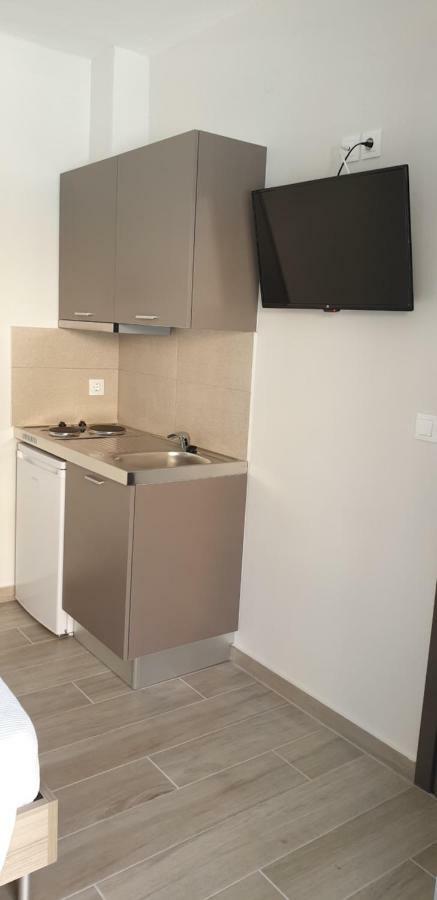 Chriselia 1 Apartment Nea Roda Bagian luar foto